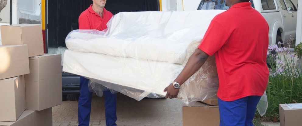 Vận chuyển hay di chuyển sofa cần nhiều người hỗ trợ để đảm bảo an toàn