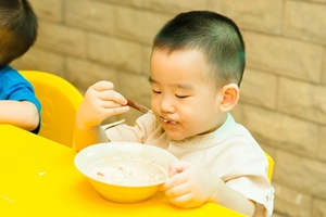 Trẻ được dạy tự lập trong cách ăn uống tại trường mầm non song ngữ và mầm non quốc tế