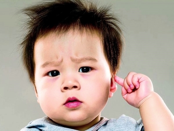 dấu hiệu nhận biết trẻ bị khiếm thính